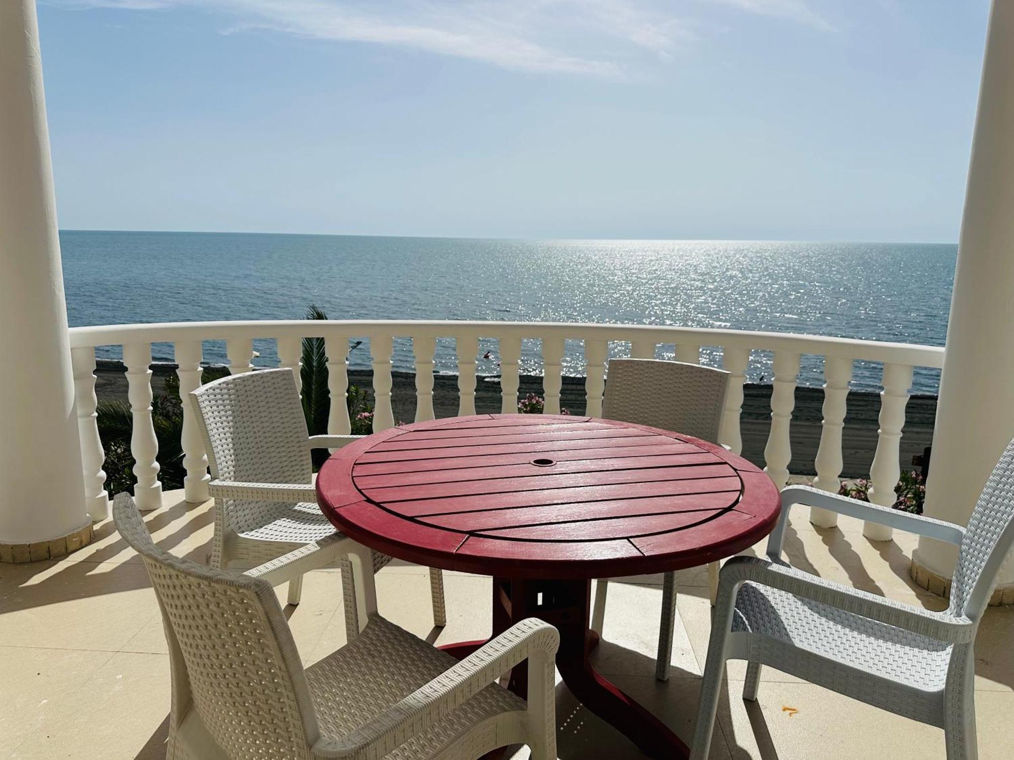 Claude Monet Beach Hotel Ureki Exterior foto
